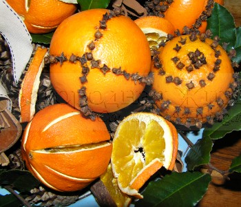 Помандеры из апельсинов в ароматическом новогоднем попурри