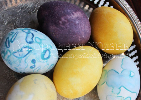 Пасхальные яйца, крашеные натуральными пищевыми красителями