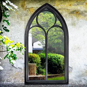 Садовый декор. Садовое зеркало в виде церковного окна в готическом стиле