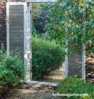 Садовое зеркало, установленное на конце садовой дорожки и создающее иллюзию продолжения сада