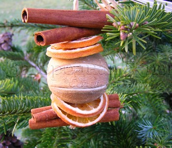 Новогодняя елка, украшенная в натуральном (эко) стиле засушенными фруктами и специями.