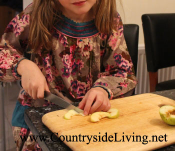 Крамбл (крамбль), рецепт. Яблочный крамбл. Дочка режет яблоки для крамбла из яблок