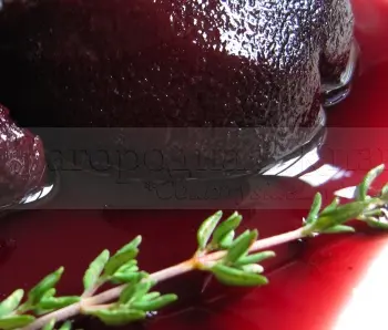 Десерт 'Пьяные груши', украшенный веточкой тимьяна