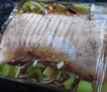 Маринование (замачивание) куска свинины для идеального сочного жаркого в духовке.