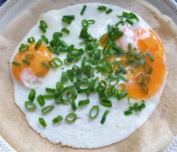 Блин гречневый - бретонская галета - с яичницей и грибами. Galette bretonne Блин гречневый - бретонская галета - с яичницей и грибами. Galette bretonne