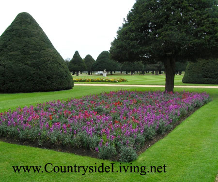 Фонтанный сад дворца Хэмптон Корт (Hampton Court), г-во Суррей, Англия. Эпоха Тюдоров, барокко, 16-17 вв Фонтанный сад дворца Хэмптон Корт (Hampton Court), г-во Суррей, Англия. Эпоха Тюдоров, барокко, 16-17 вв