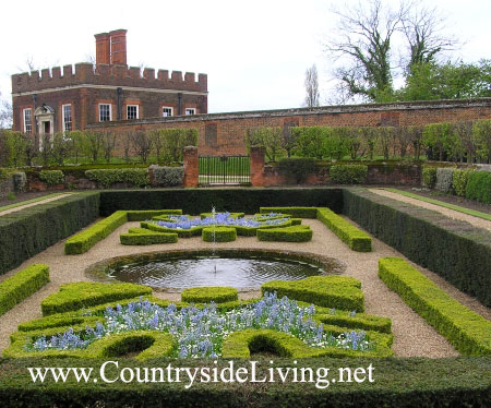 Узловой сад с прудом (Pond Garden) дворца Хэмптон Корт (Hampton Court), г-во Суррей, Англия. Эпоха Тюдоров, 16-17 вв Узловой сад с прудом (Pond Garden) дворца Хэмптон Корт (Hampton Court), г-во Суррей, Англия. Эпоха Тюдоров, 16-17 вв