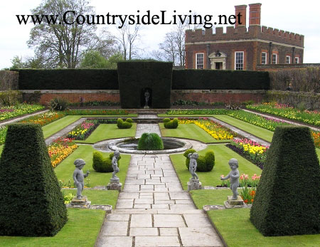 Узловой сад с прудом (Pond Garden) дворца Хэмптон Корт (Hampton Court), г-во Суррей, Англия. Эпоха Тюдоров, 16-17 вв Узловой сад с прудом (Pond Garden) дворца Хэмптон Корт (Hampton Court), г-во Суррей, Англия. Эпоха Тюдоров, 16-17 вв