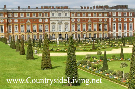 Cад Уильяма III (Privy Garden), дворец Хэмптон Корт (Hampton Court), г-во Суррей, Англия. Позднее барокко Cад Уильяма III (Privy Garden), дворец Хэмптон Корт (Hampton Court), г-во Суррей, Англия. Позднее барокко