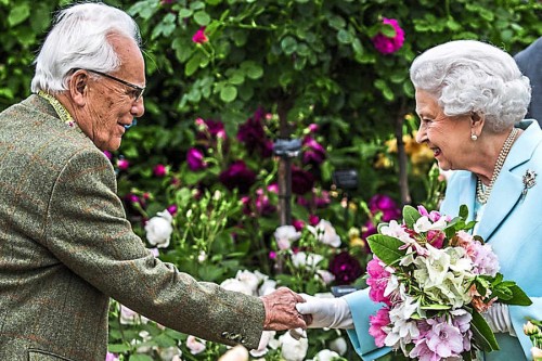 Создатель английских роз Дэвид Остин и Королева Елизавета на садовой выставке Челси