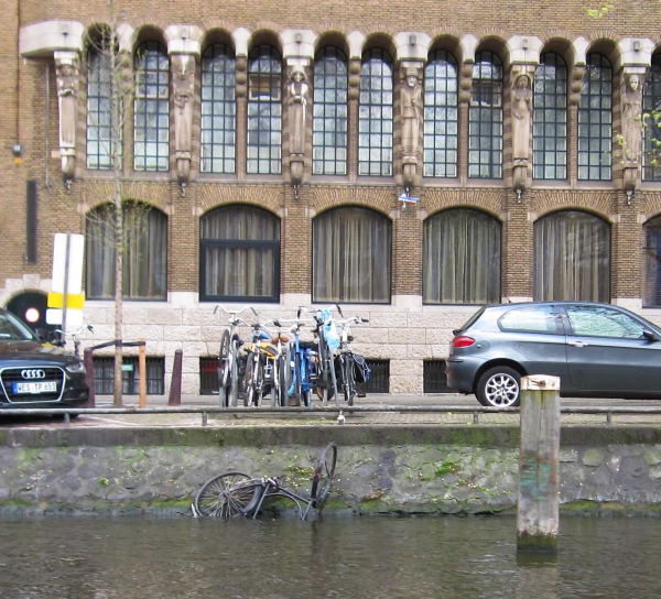 Амстердам.  Десятки велосипедов тонут в каналах каждый день