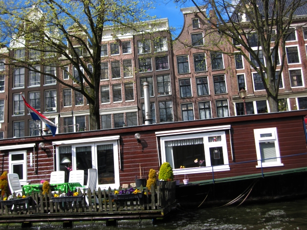 Амстердам. Лодочный дом на реке Дам